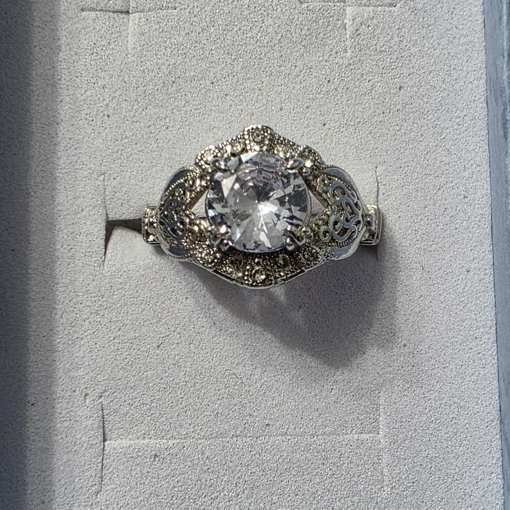 Estate Silver Tone Brilliant Round White/Clear Stone Vintage Ring - Item 442